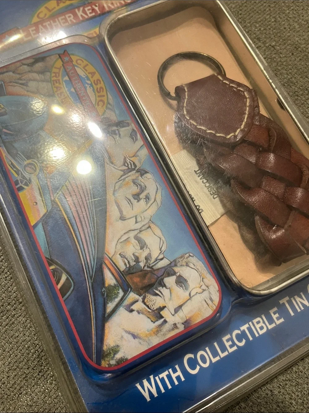Mount  Rushmore Collection Tin / leather key chain vintage
